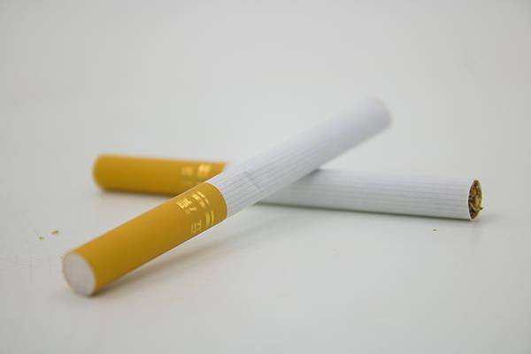打着“戒烟神器”幌子的电子烟，对健康的危害真的比卷烟小吗(图1)