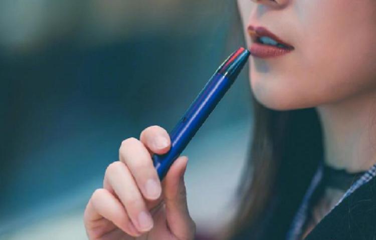 未张贴这张标识，深圳对电子烟实体店开全国“第一刀”！调查显示：初中生电子烟使用率显著上升