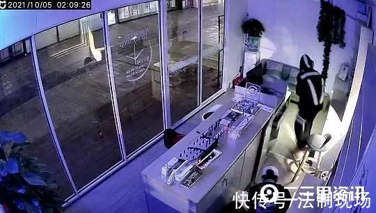 凌晨翻窗入店偷电子烟烟弹，起源竟是饭桌上一句话