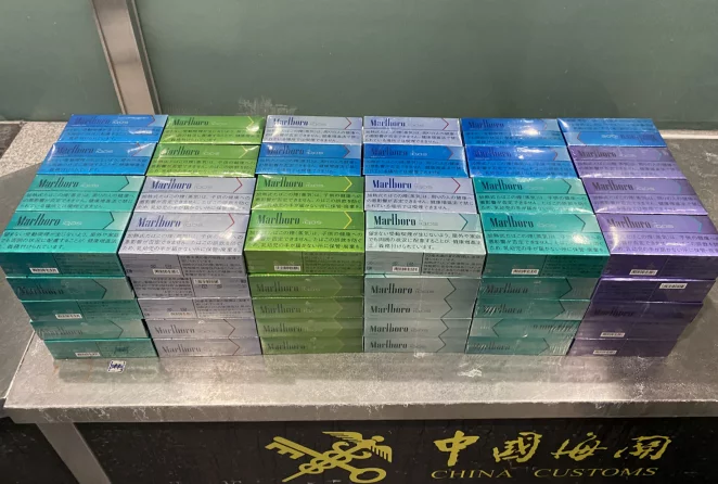 大连周水子机场海关查获电子烟弹24000支(图1)