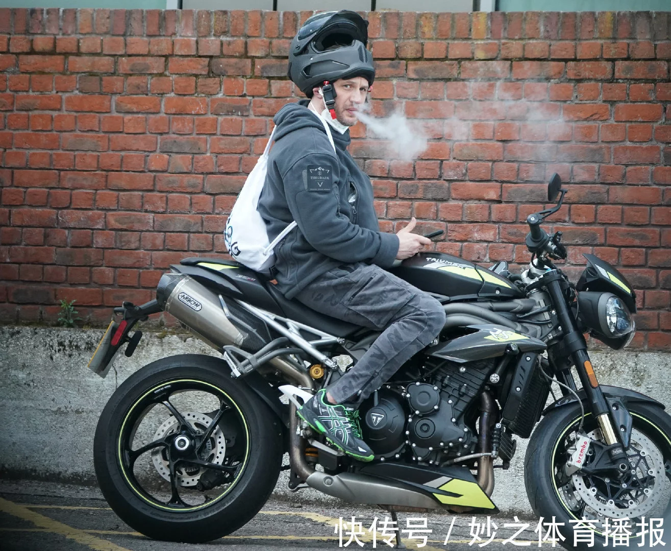 毒液汤老湿摩托车街拍，电子烟抽出烟囱感，网友：行走的加湿器(图1)