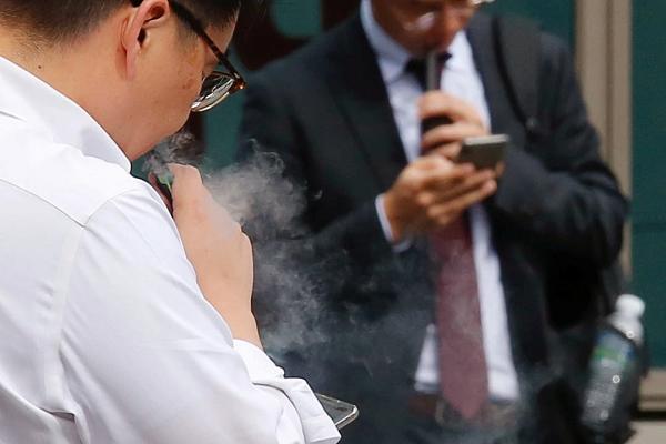 一年开万店超瑞幸,电子烟牌桌上坐满了搏命的玩家(图4)
