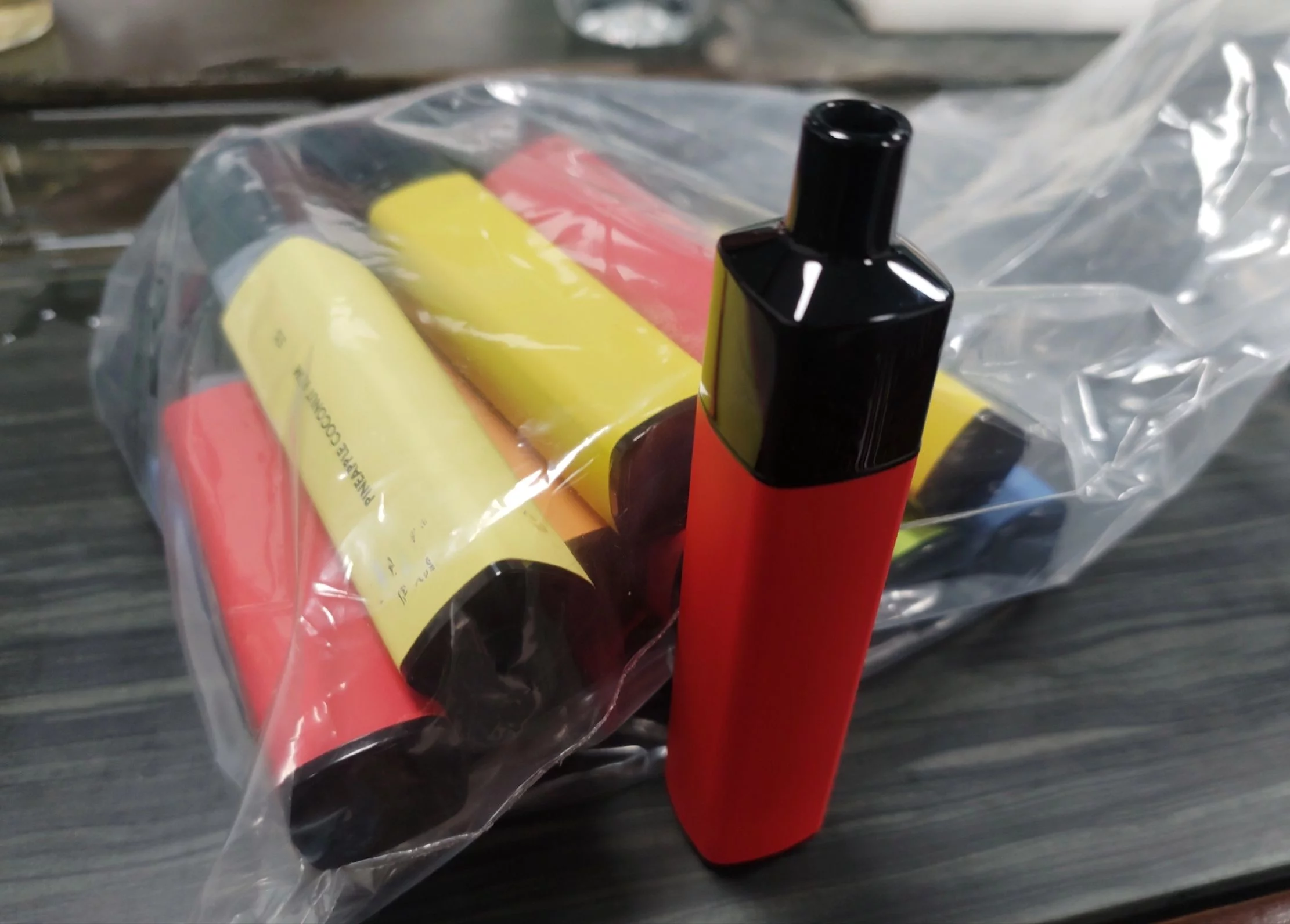 我在深圳，抽电子烟为生：爆款产品销量过千万，我却只拿八九千奖金(图2)