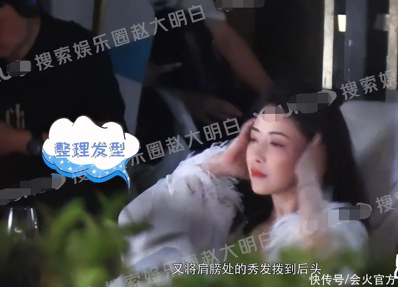 陈紫函片场拍戏狂抽电子烟!当众脱浴袍秀泳装,皮肤嫩白油亮反光(图3)