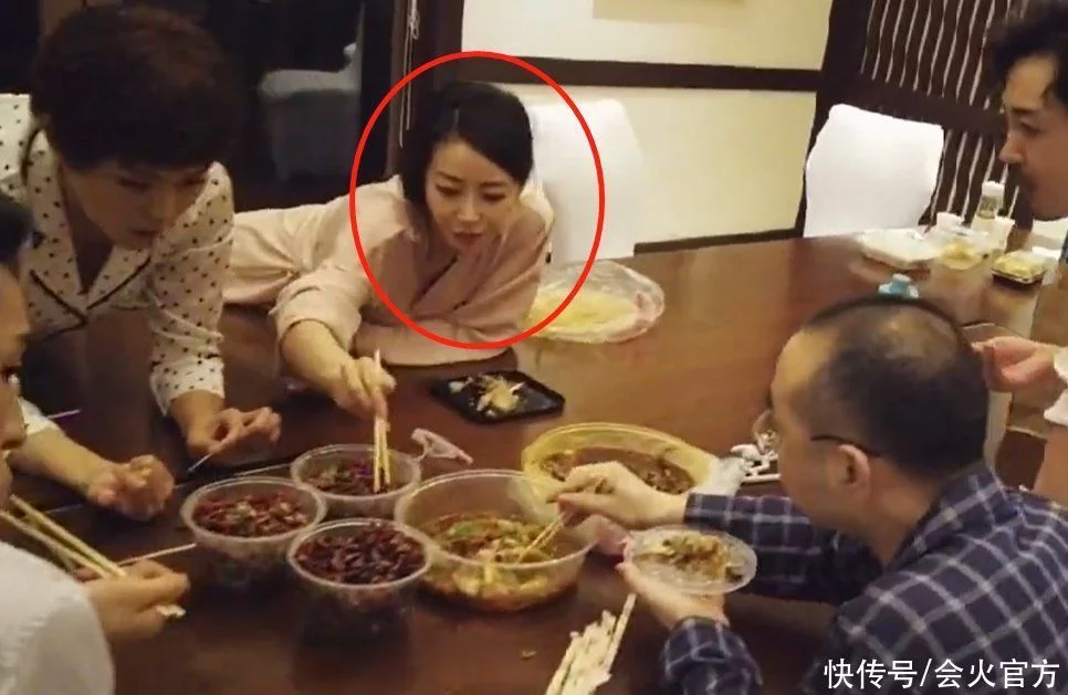 陈紫函片场拍戏狂抽电子烟!当众脱浴袍秀泳装,皮肤嫩白油亮反光(图6)