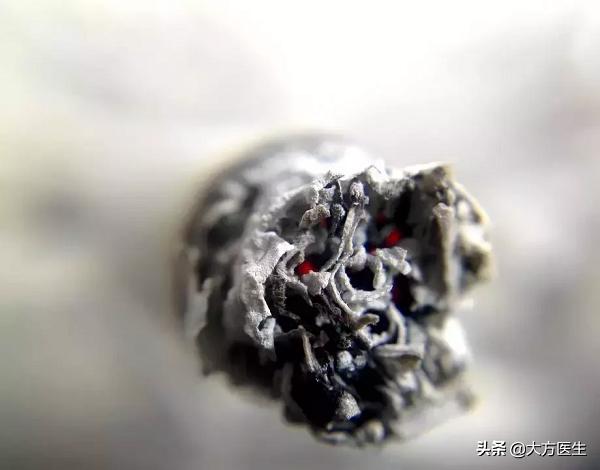 用电子烟戒烟?研究证实:电子烟危害不比香烟小!(图1)