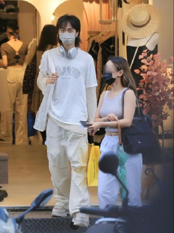 伊能静儿子现身台北买女装，兰花指太抢眼，街边抽烟熟练像他爸(图1)