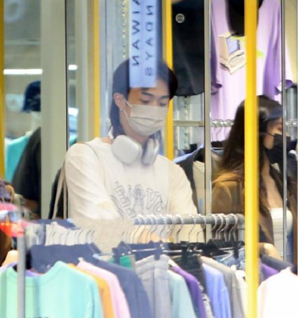伊能静儿子现身台北买女装，兰花指太抢眼，街边抽烟熟练像他爸(图3)