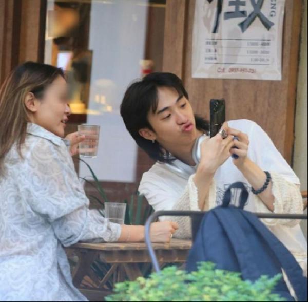 伊能静儿子现身台北买女装，兰花指太抢眼，街边抽烟熟练像他爸(图4)