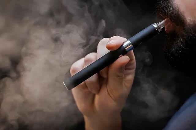 电子烟在年轻人中流行,长期抽电子烟,真的没有危害吗?(图1)