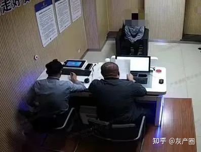 姑娘抽了男友的“上头”电子烟,摊上大事!父母痛悔:女儿太嫩,不懂事......(图2)