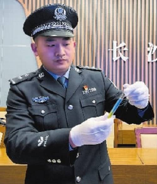 越抽越“上头”?小心!这种电子烟有毒(图1)