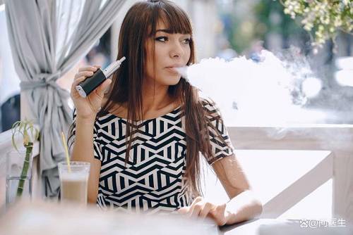 女子坐高铁抽电子烟引热议，电子烟对人体会有哪些危害？(图5)