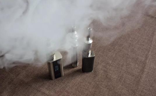 时刻看新闻丨抽电子烟上瘾需戒毒？小心内含合成大麻素