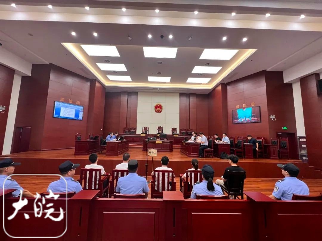 黄山市一起非法经营电子烟案开庭 5人受审(图1)