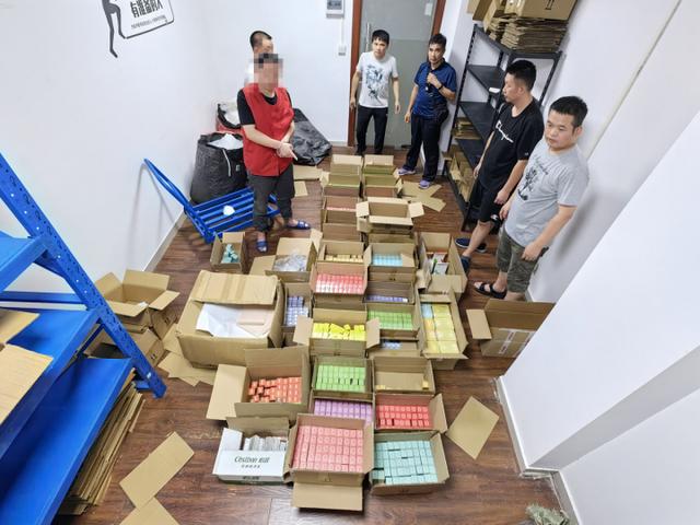 嘉兴市警方成功破获一起销售伪劣电子烟案件，涉案金额800余万元。