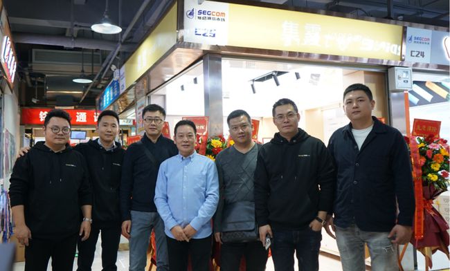 SmokeTalk首店华强北开业,领跑电子烟集合店加盟新模式!(图2)