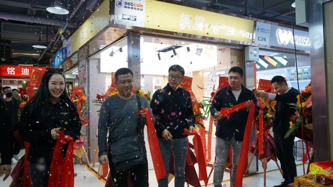 SmokeTalk首店华强北开业,领跑电子烟集合店加盟新模式!(图3)