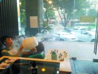 佛山学生沉迷电子烟为耍帅 为买烟油存一个月零花钱