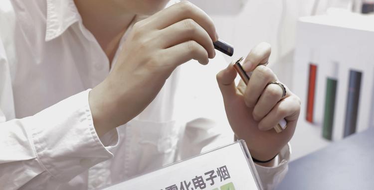 烟油入嘴安全吗？电子烟频遭质量投诉，如何监管？