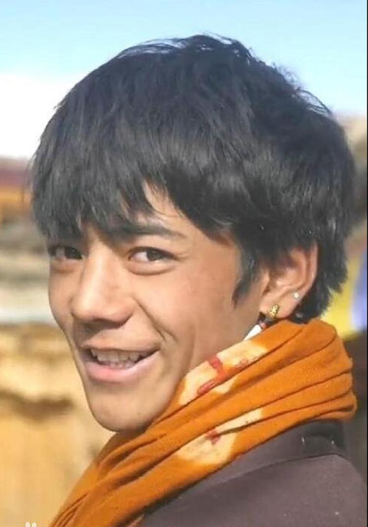 丁真因抽电子烟再上热搜,网友评论一边倒,社会资源该留给他们(图2)