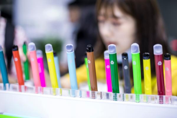 电子烟“花头经”有多透_记者暗访了这些店铺,又跟销售员、消费者聊了聊(图1)